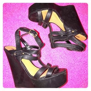 Simple Black Wedges 🖤